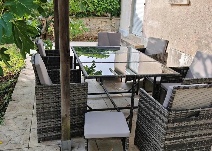 Maison, Terrasse, Parking, 4lits, Et Canapé Lit, 7personnes *